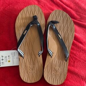 KuaLu Black and Tan Women's Sandals